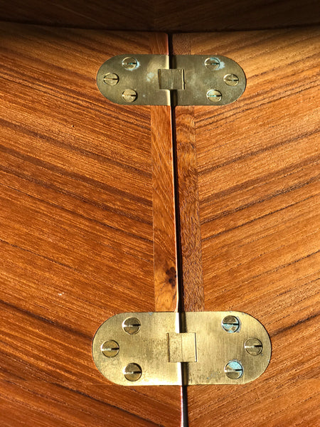 Dyrlund Lotus ‘Flip-Flap’ table