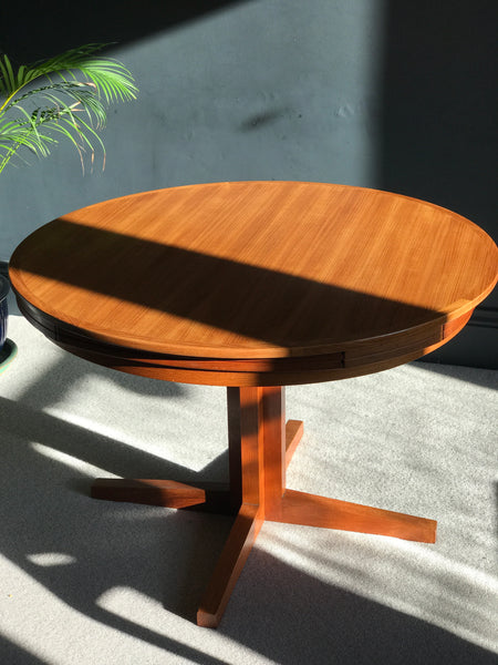Dyrlund Lotus ‘Flip-Flap’ table